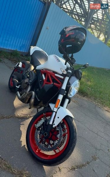 Спортбайк Ducati Monster 821