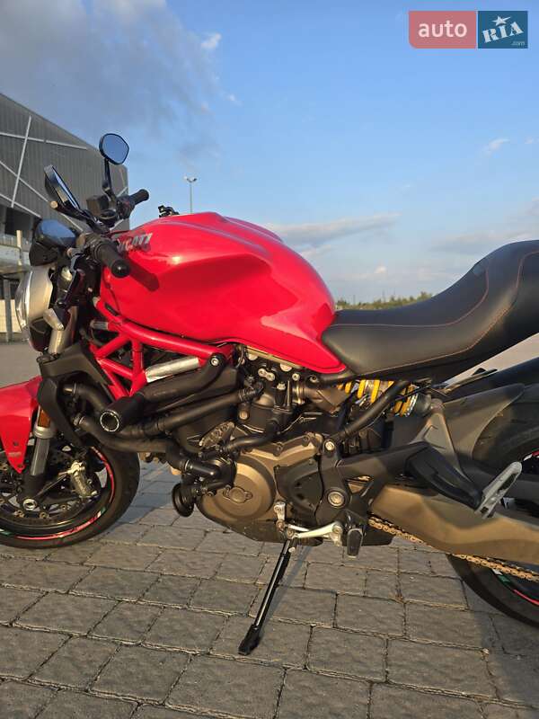 Мотоцикл Без обтікачів (Naked bike) Ducati Monster