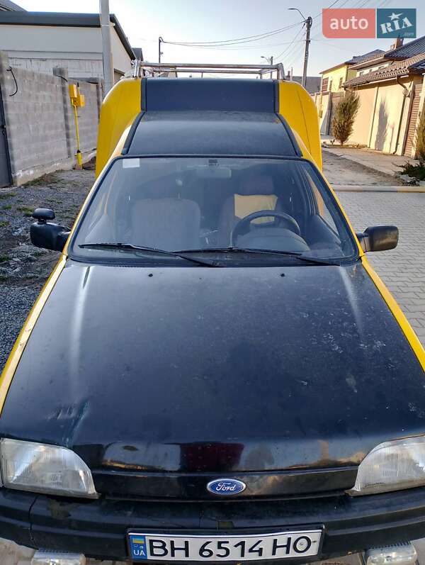 Вантажний фургон Ford Courier