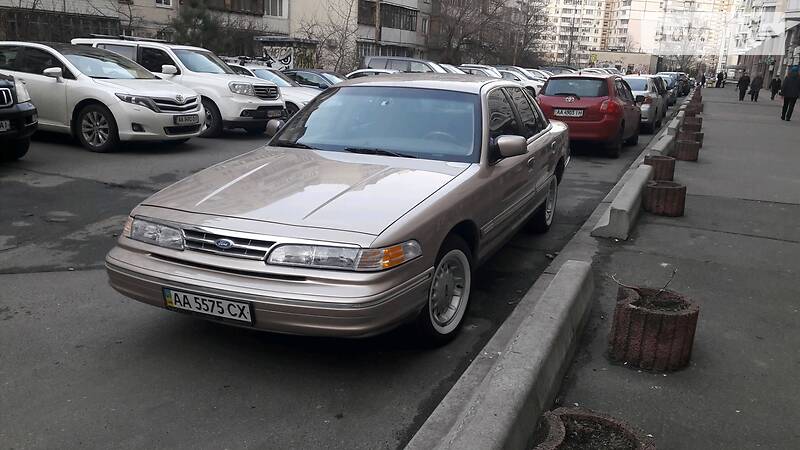 Седан Ford Crown Victoria