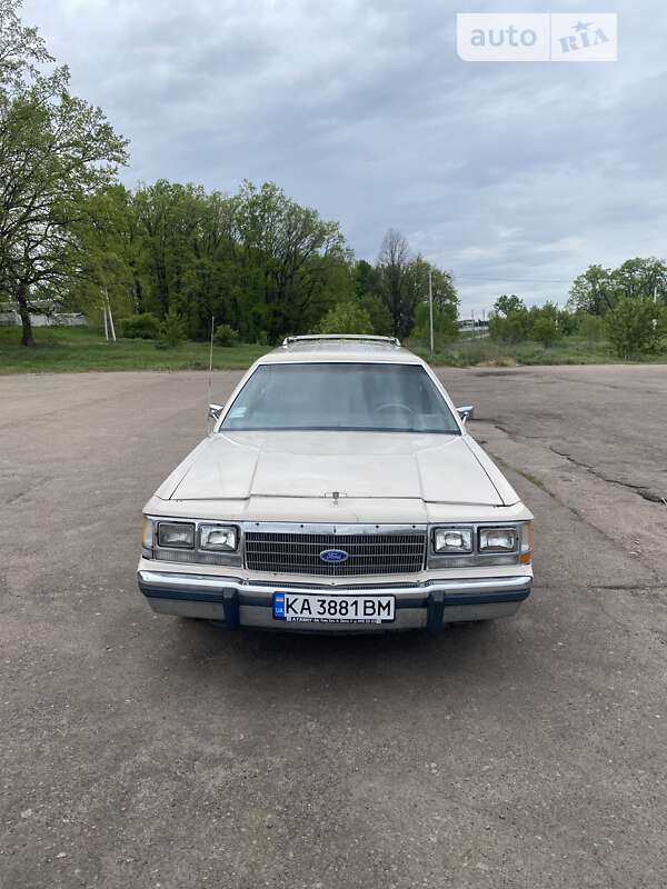 Седан Ford Crown Victoria