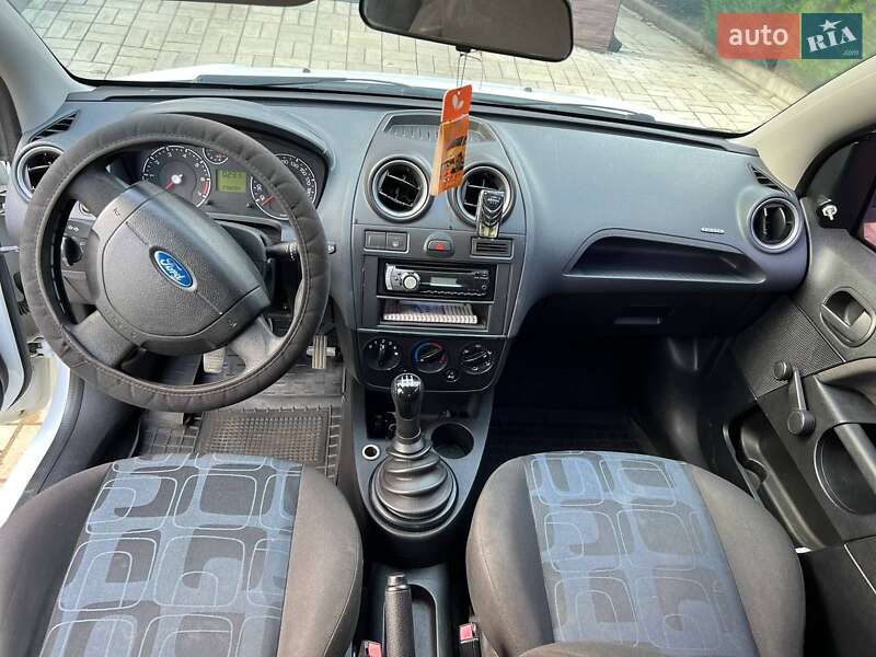 Хетчбек Ford Fiesta 2007 в Чернівцях фото 8 Хетчбек Ford Fiesta 2007 в Чернівцях
