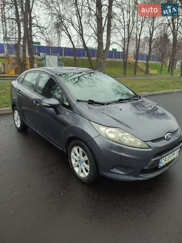 Седан Ford Fiesta