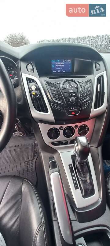 Седан Ford Focus 2012 в Градизьку