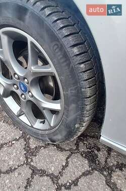 Седан Ford Focus 2012 в Градизьку