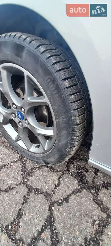 Седан Ford Focus 2012 в Градизьку