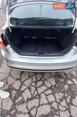 Седан Ford Focus 2012 в Градизьку