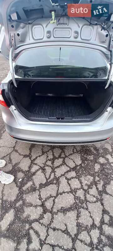 Седан Ford Focus 2012 в Градизьку