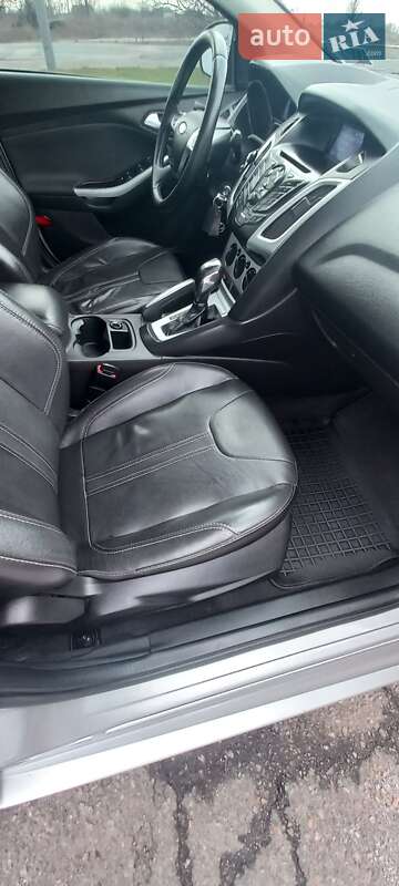 Седан Ford Focus 2012 в Градизьку