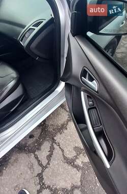 Седан Ford Focus 2012 в Градизьку