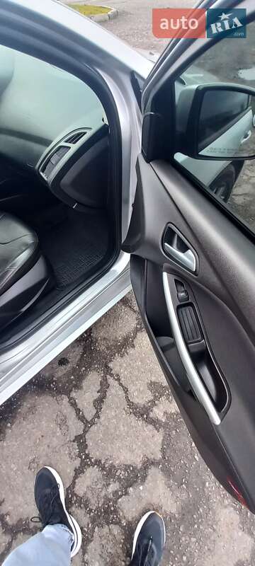 Седан Ford Focus 2012 в Градизьку