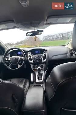 Седан Ford Focus 2012 в Градизьку