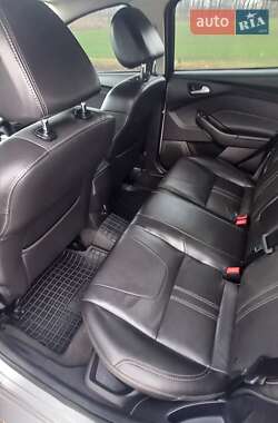 Седан Ford Focus 2012 в Градизьку