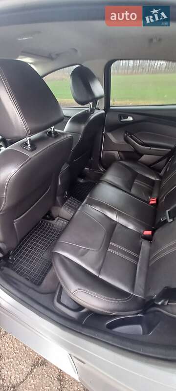 Седан Ford Focus 2012 в Градизьку