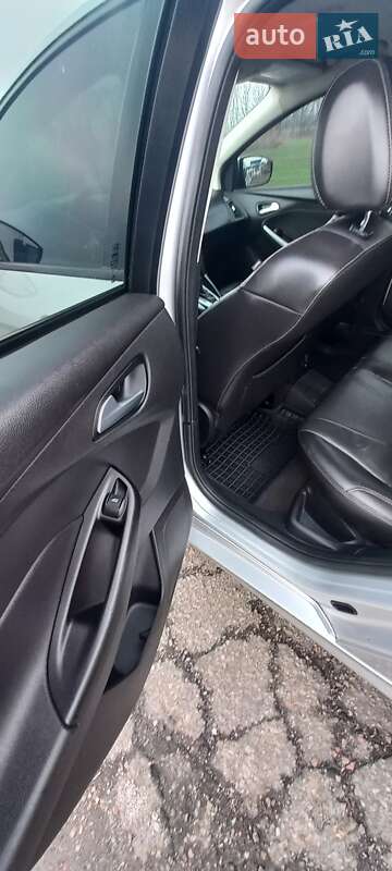 Седан Ford Focus 2012 в Градизьку