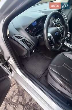 Седан Ford Focus 2012 в Градизьку