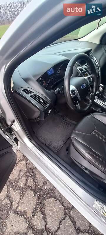 Седан Ford Focus 2012 в Градизьку