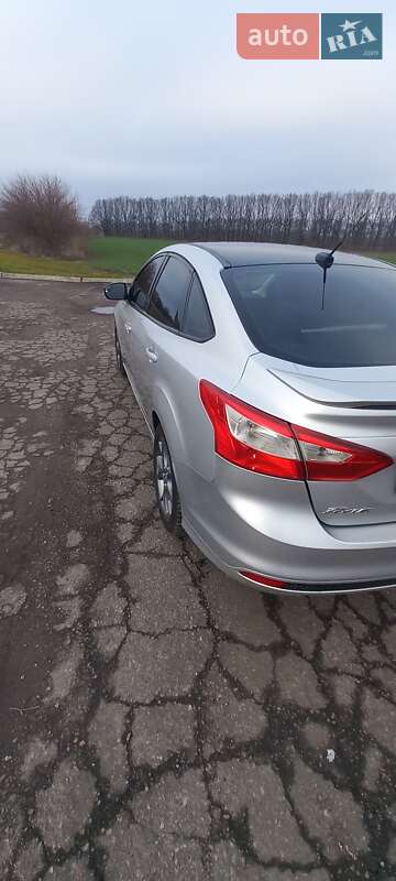 Седан Ford Focus 2012 в Градизьку