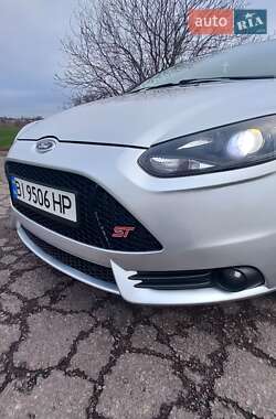 Седан Ford Focus 2012 в Градизьку