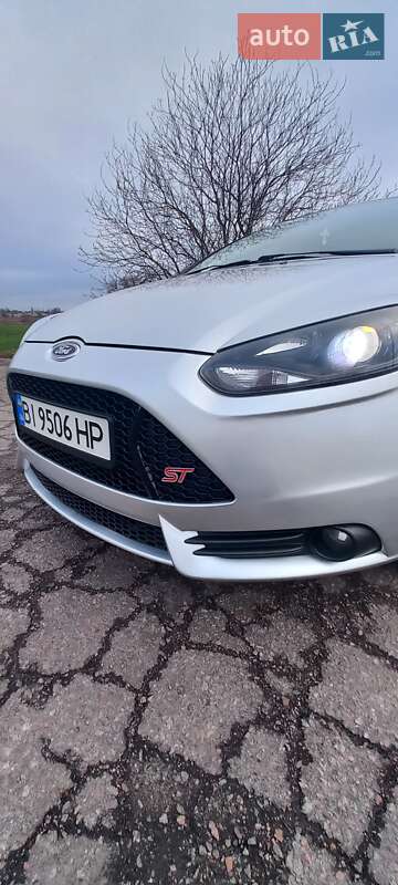 Седан Ford Focus 2012 в Градизьку