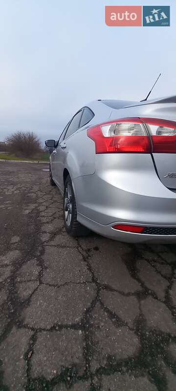 Седан Ford Focus 2012 в Градизьку