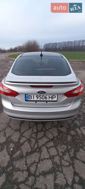 Седан Ford Focus 2012 в Градизьку