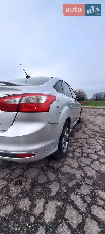 Седан Ford Focus 2012 в Градизьку