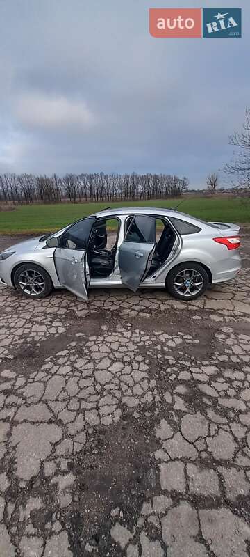 Седан Ford Focus 2012 в Градизьку