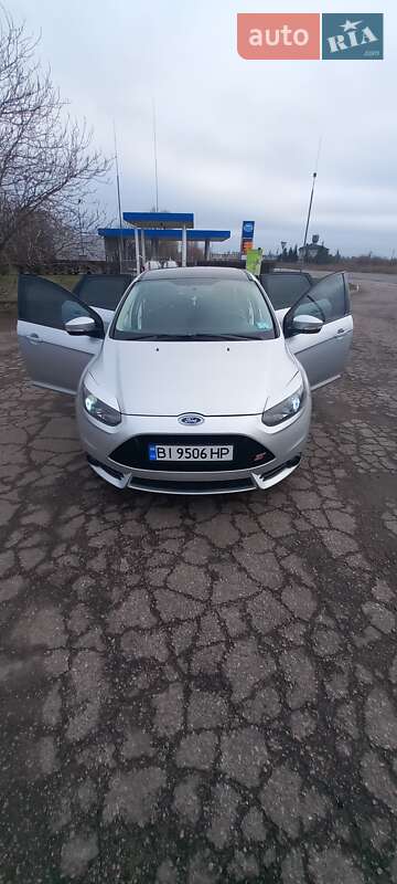 Седан Ford Focus 2012 в Градизьку