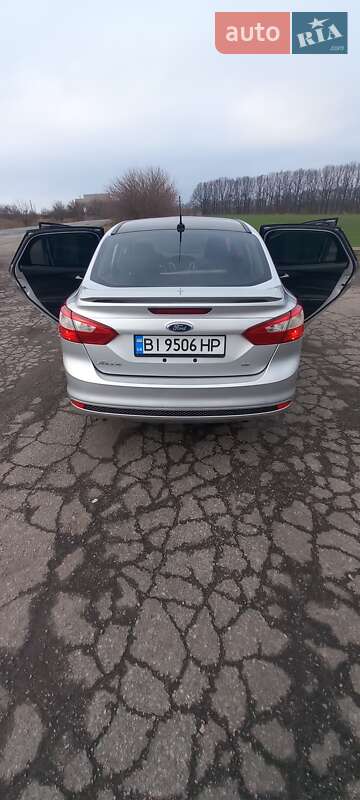 Седан Ford Focus 2012 в Градизьку