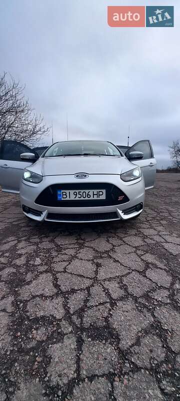 Седан Ford Focus 2012 в Градизьку