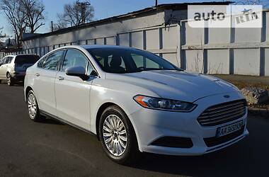 Ford Fusion Hybrid 2015