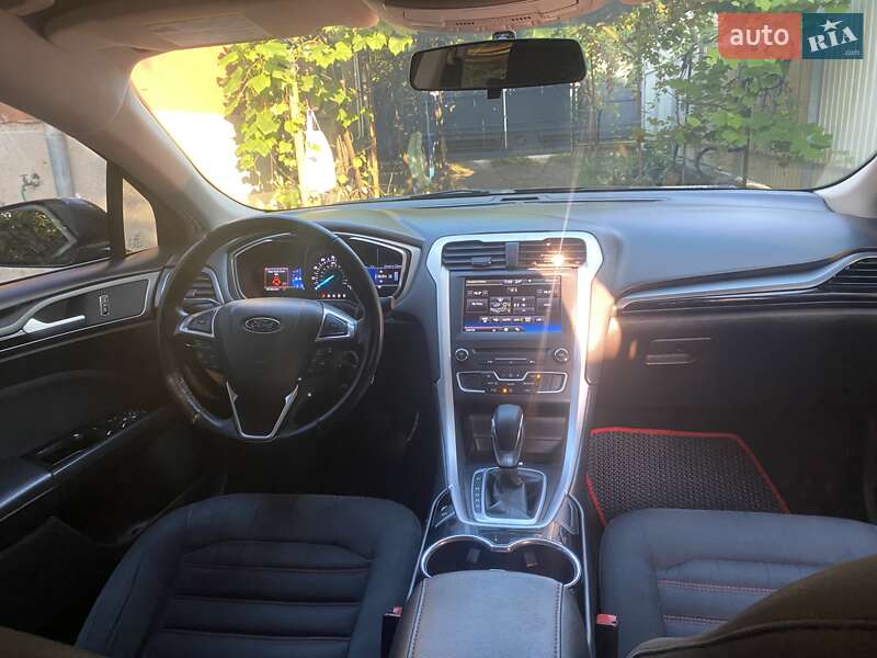 Седан Ford Fusion 2015 в Ужгороді