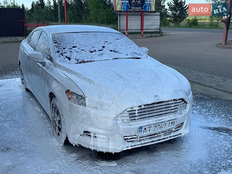 Седан Ford Fusion 2013 в Отинії
