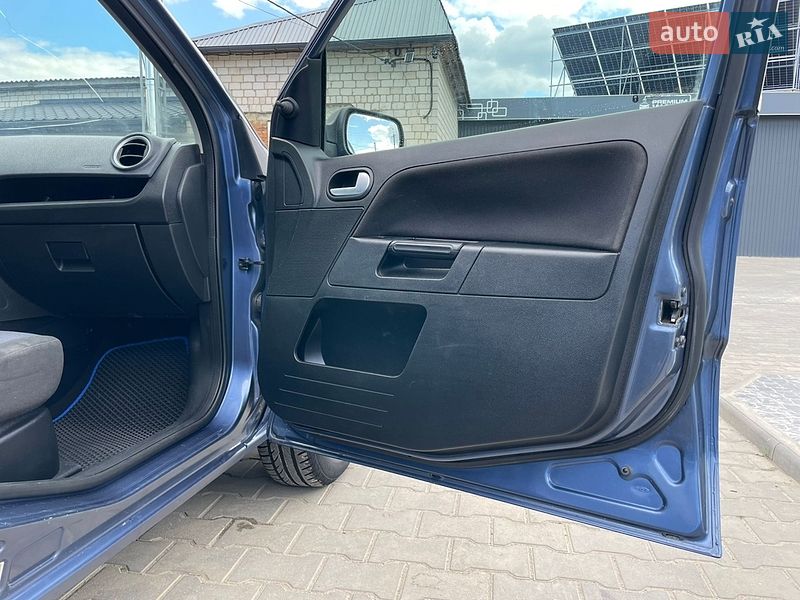 Хэтчбек Ford Fusion 2005 в Баре