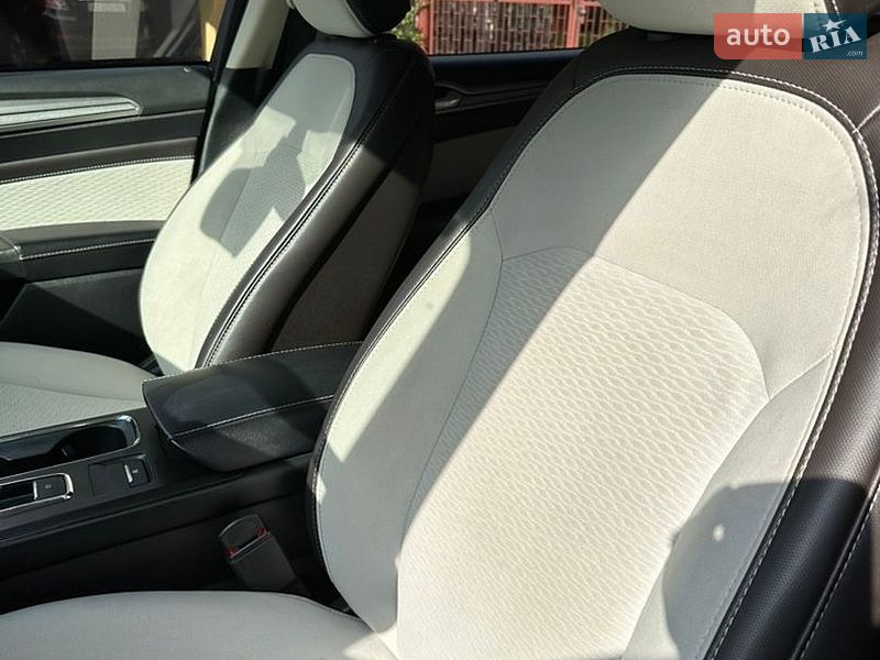 Седан Ford Fusion 2019 в Береговому