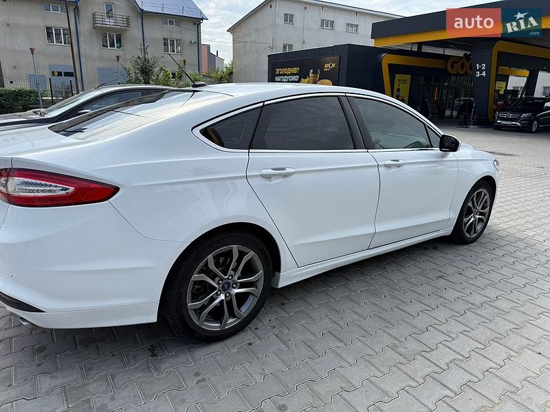 Седан Ford Fusion 2015 в Чернівцях