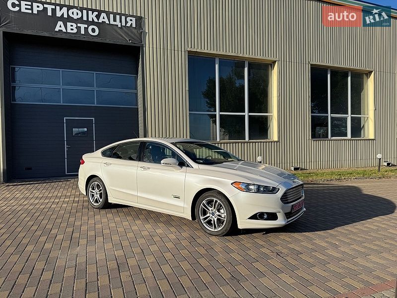 Седан Ford Fusion 2015 в Ровно