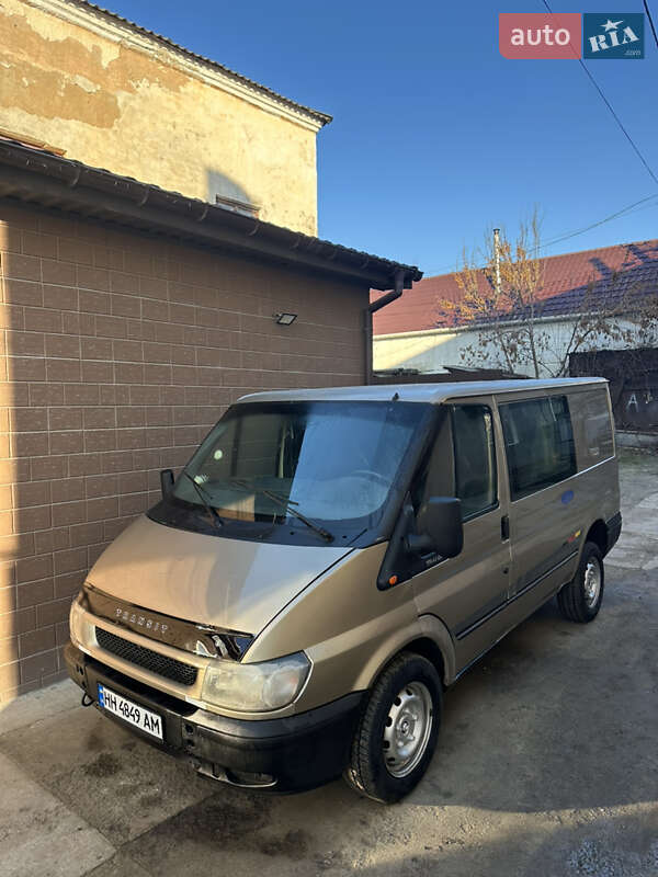 Вантажопасажирський фургон Ford Transit