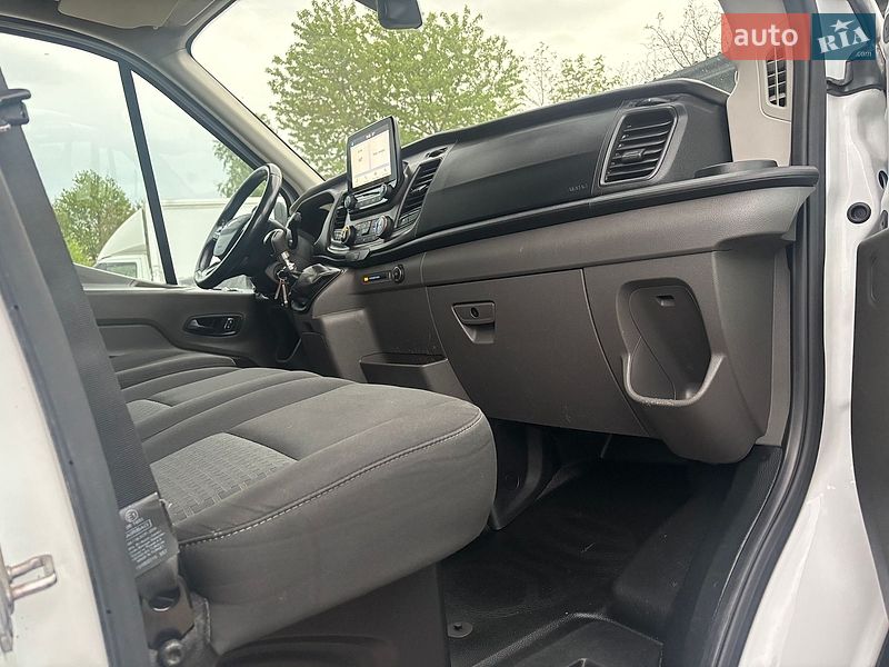 Вантажний фургон Ford Transit 2019 в Нововолинську