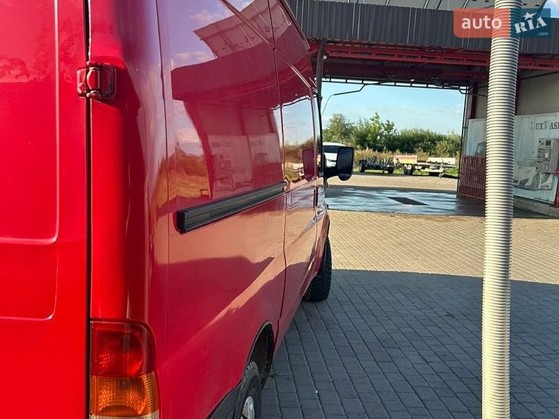 Грузовой фургон Ford Transit 2006 в Отынии