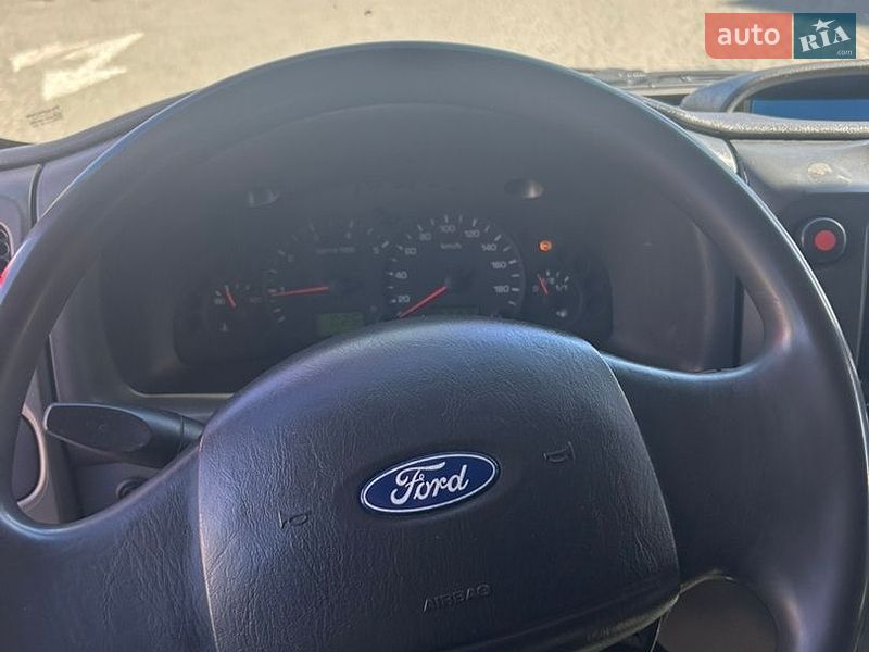Грузовой фургон Ford Transit 2006 в Отынии