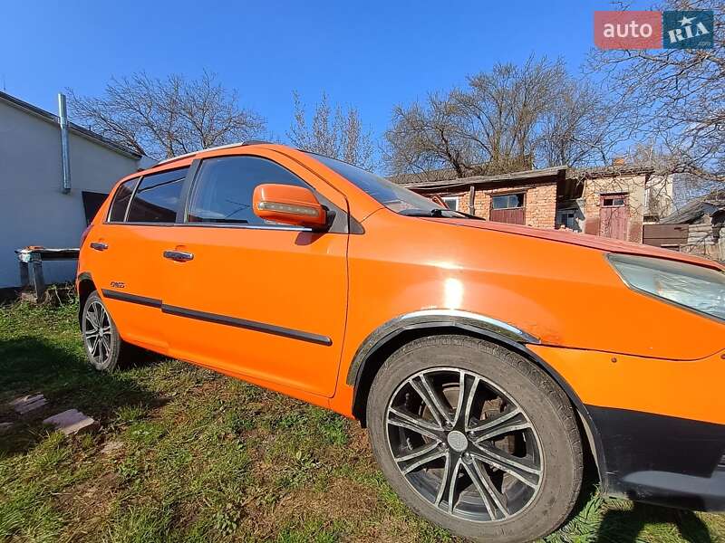 Geely MK Cross