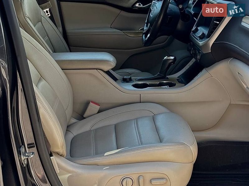Внедорожник / Кроссовер GMC Acadia 2017 в Киеве
