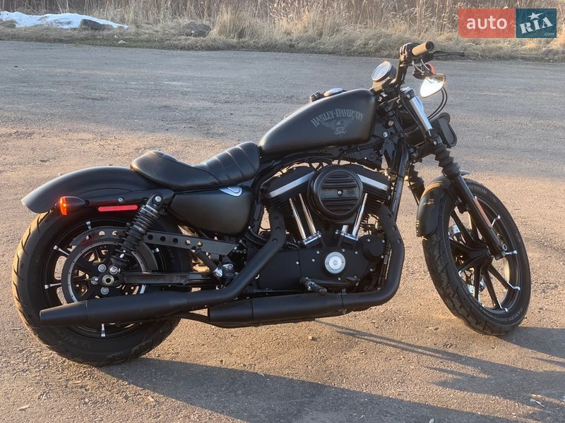 Мотоцикл Чоппер Harley-Davidson 883 Iron