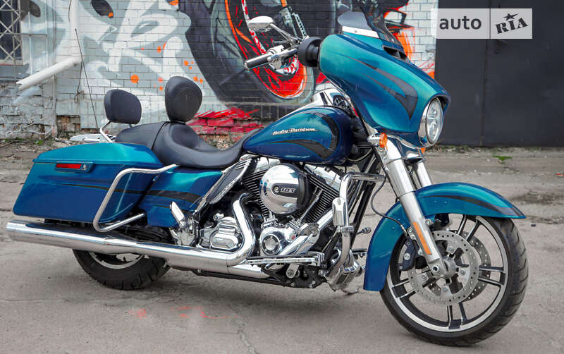 Мотоцикл Чоппер Harley-Davidson FLHX Street Glide