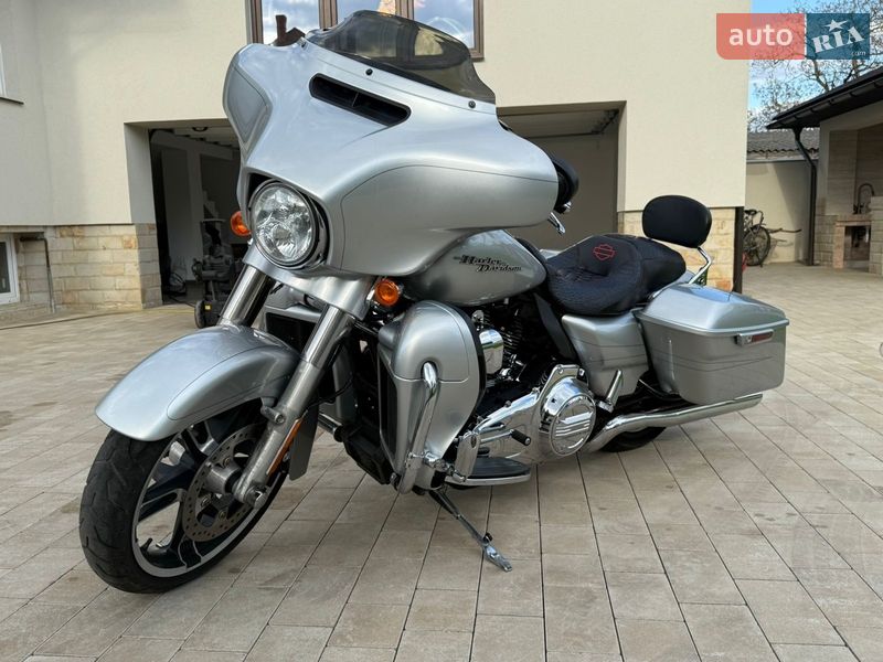 Мотоцикл Чоппер Harley-Davidson FLHX Street Glide