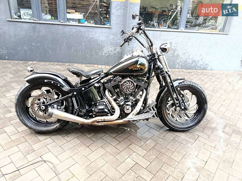 Мото Harley-Davidson FLSTC