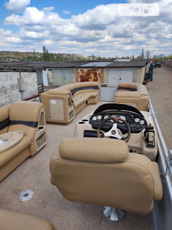 Harris Crown Pontoon