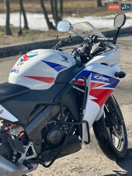 Мотоцикл Спорт-туризм Honda CB 125R